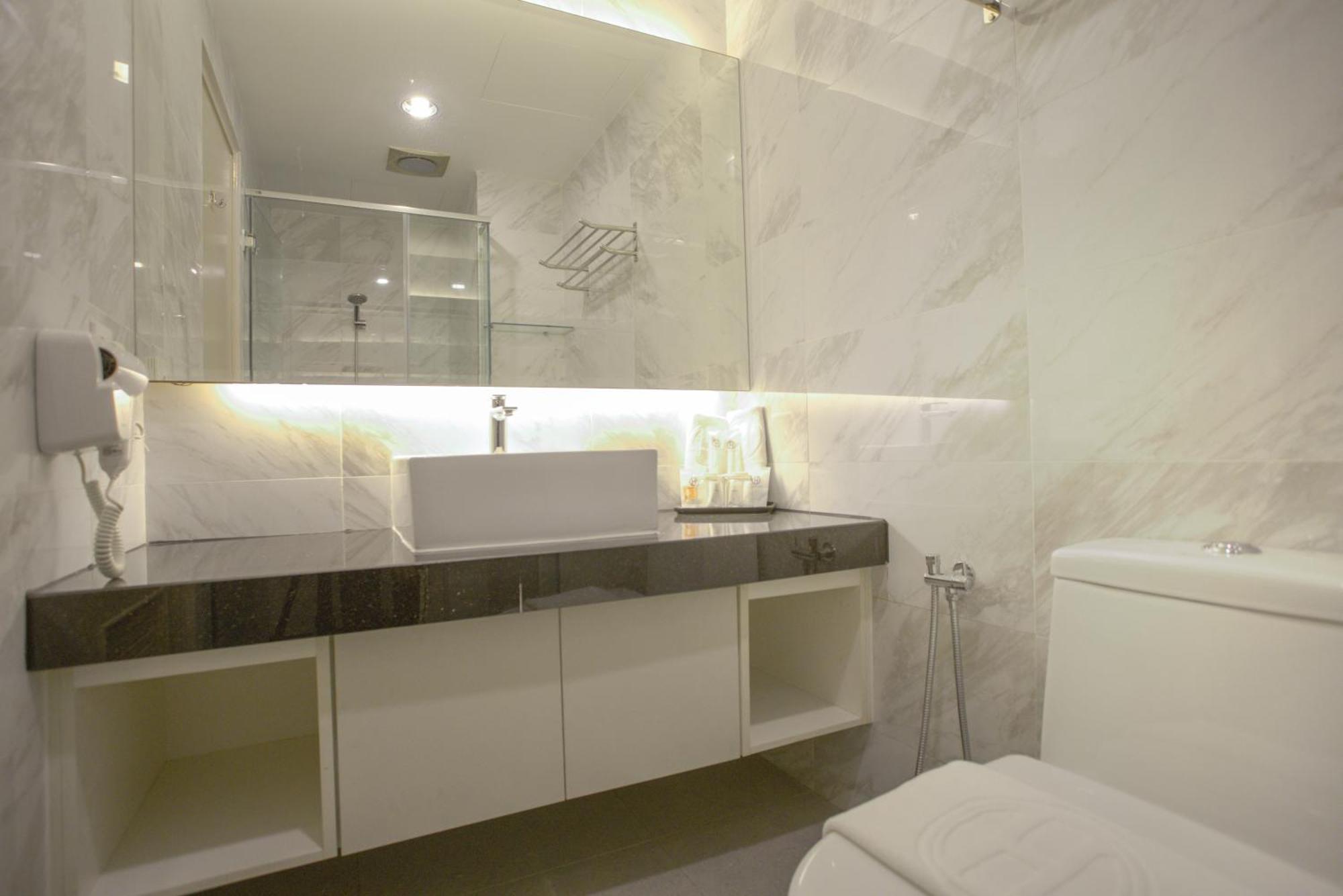 The Host Hotel Ipoh Esterno foto