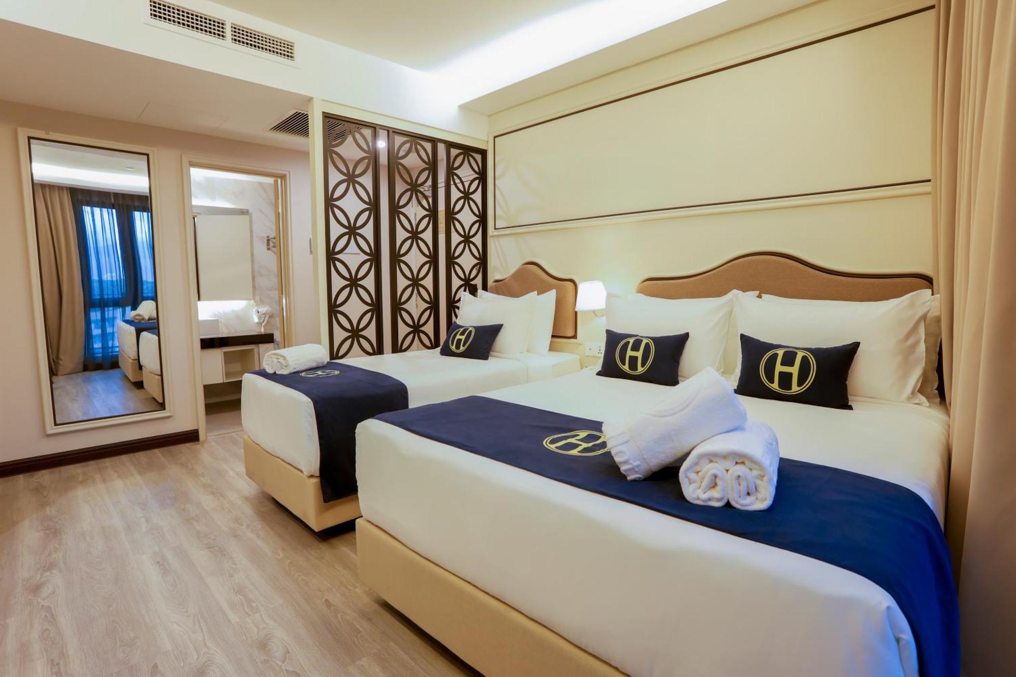 The Host Hotel Ipoh Esterno foto
